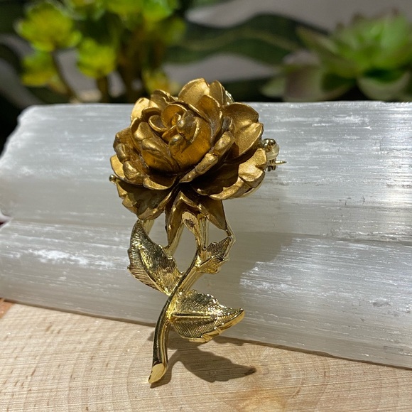 Vintage Jewelry - Vintage Golden Bronze Flower Brooch ✨🌼